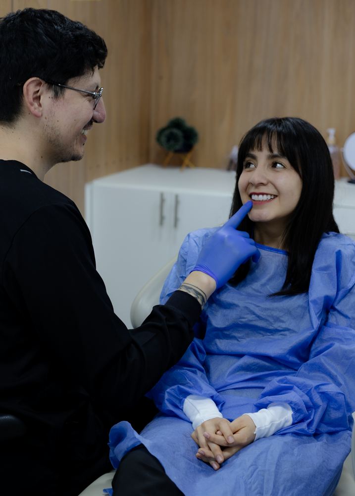 Doctor de Oral Dent mostrando el resultado de la sonrisa de una paciente