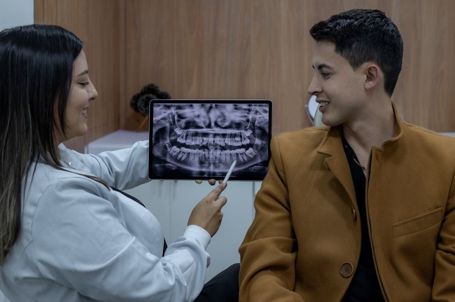 Consulta odontológica con radiografía