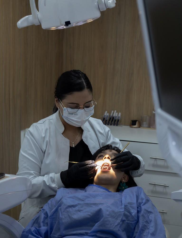 Dra. Diana Freire atendiendo a un paciente en la matriz Oral Dent — Mañosca