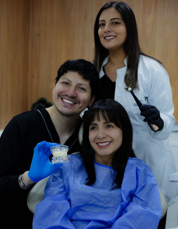 Paciente y equipo de Oral Dent con una placa dental transparente de tratamiento